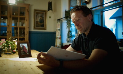 Kongsberg 20101003: Terje Olav Fjeldheim blar i dagboka som hans kreftsyke søster Elsemarit Fjeldheim skrev mens hun fulgte teroriene til eks-legen Ryke Geerd Hamer. Foto : Bjørn Langsem/DAGBLADET.